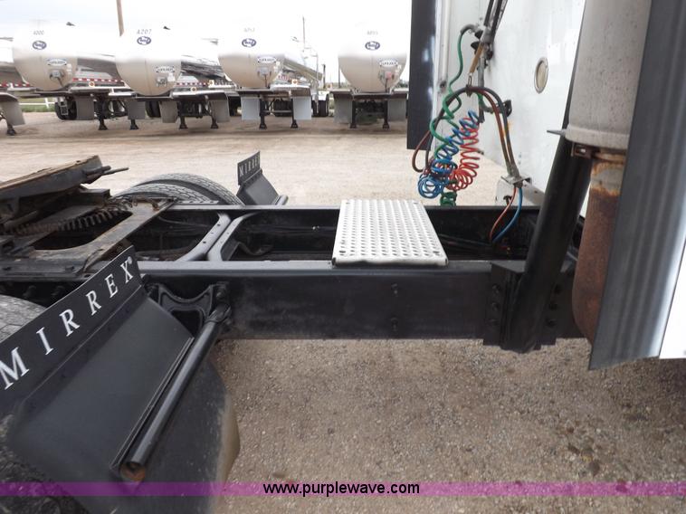 image for item I7684 1998 International 9200 Eagle semi truck