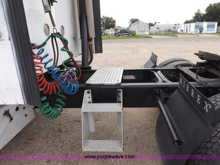 image for item I7684 1998 International 9200 Eagle semi truck