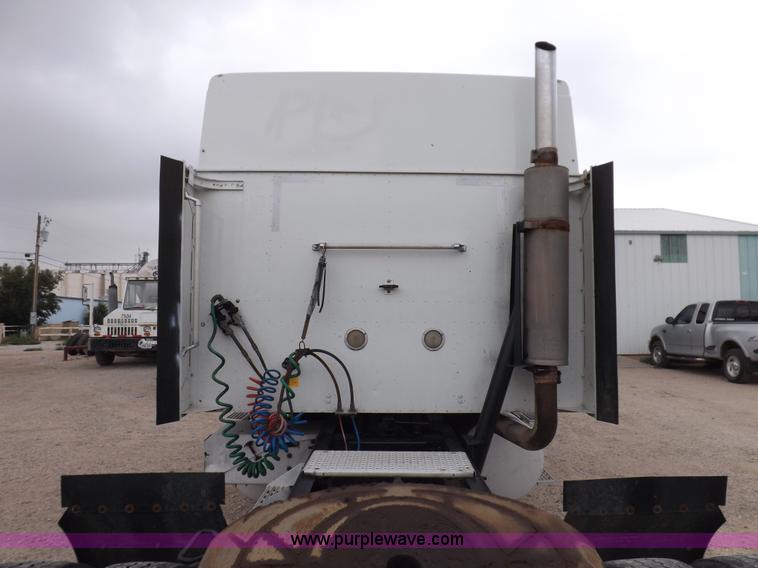 image for item I7684 1998 International 9200 Eagle semi truck