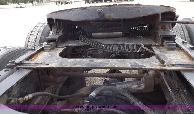 image for item I7684 1998 International 9200 Eagle semi truck