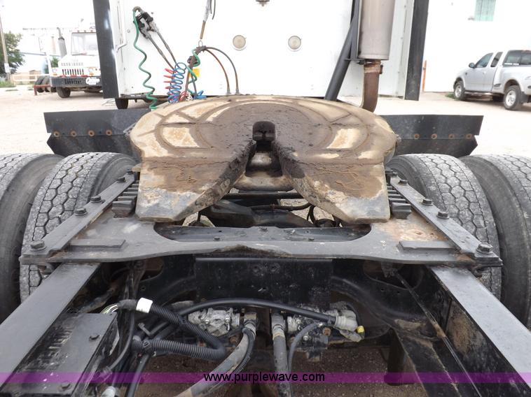 image for item I7684 1998 International 9200 Eagle semi truck