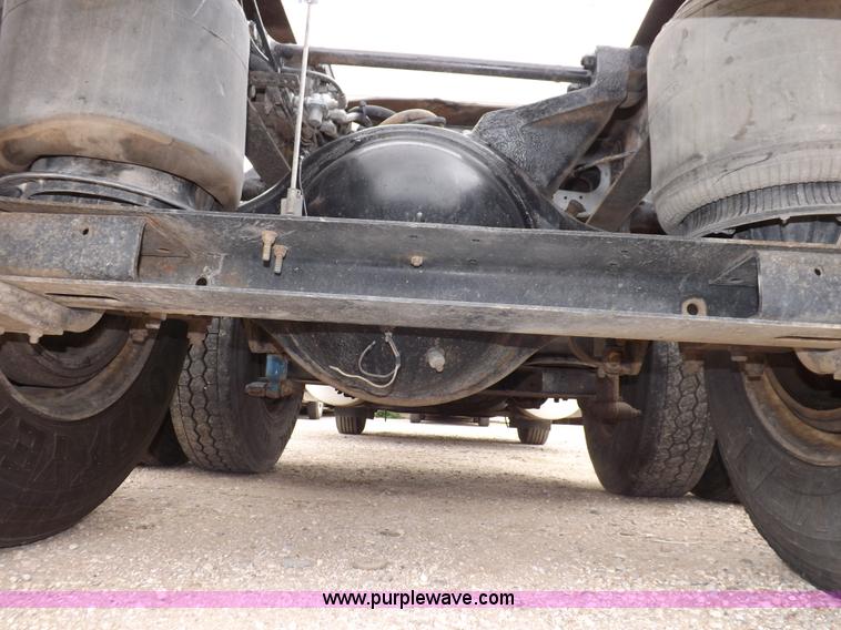 image for item I7684 1998 International 9200 Eagle semi truck