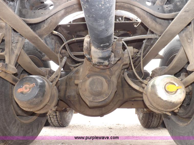 image for item I7684 1998 International 9200 Eagle semi truck