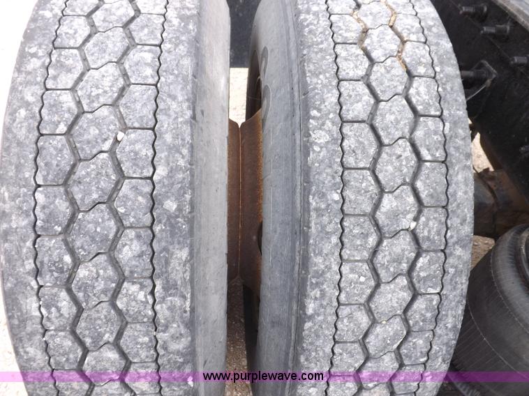 image for item I7684 1998 International 9200 Eagle semi truck