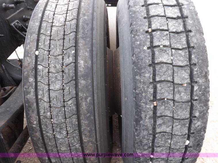 image for item I7684 1998 International 9200 Eagle semi truck