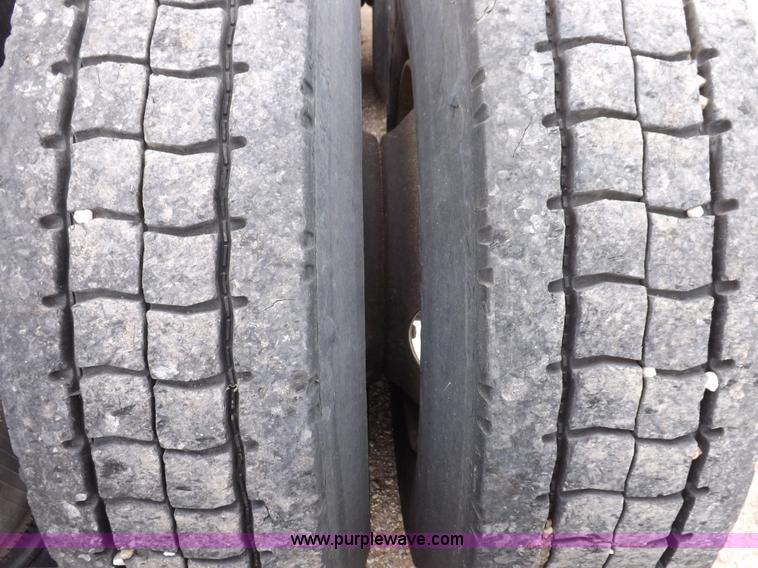 image for item I7684 1998 International 9200 Eagle semi truck