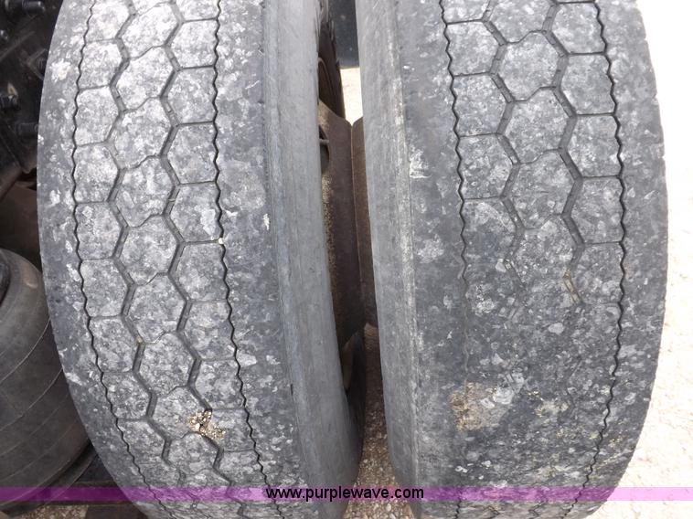 image for item I7684 1998 International 9200 Eagle semi truck