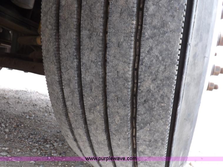 image for item I7684 1998 International 9200 Eagle semi truck