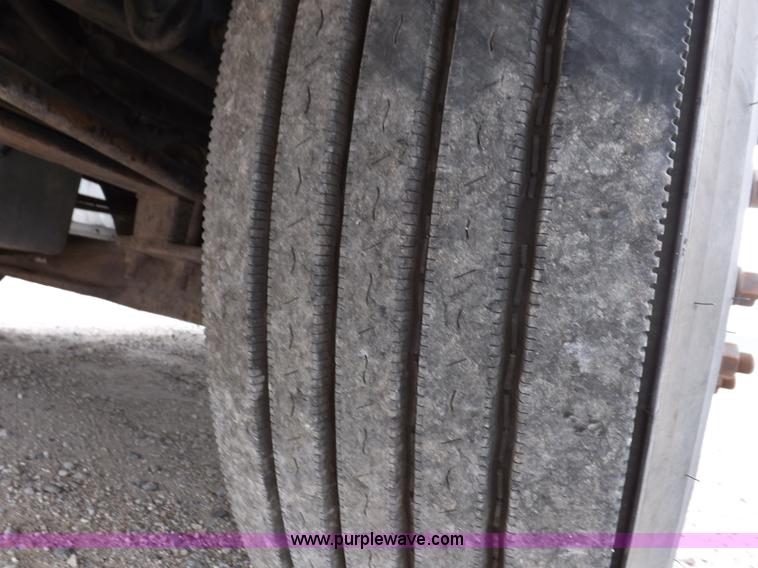 image for item I7684 1998 International 9200 Eagle semi truck