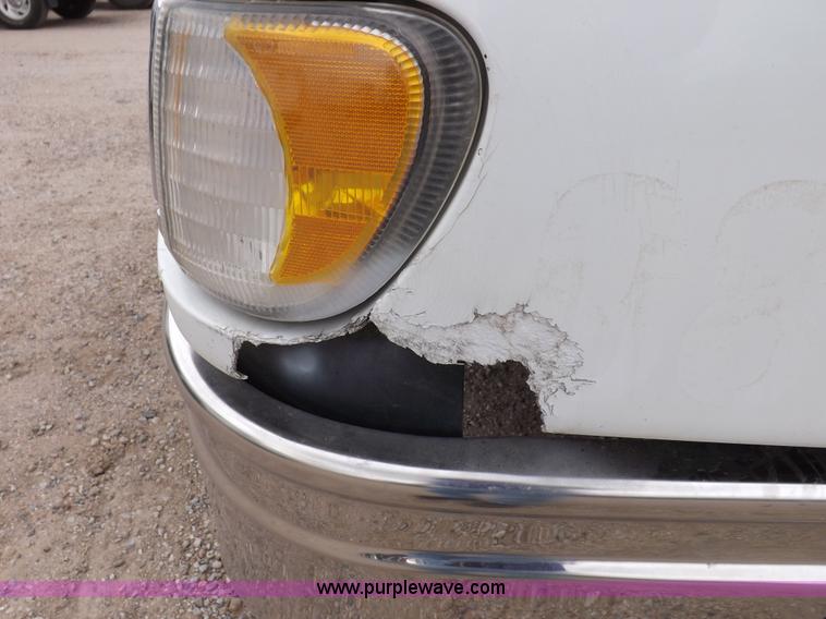 image for item I7684 1998 International 9200 Eagle semi truck