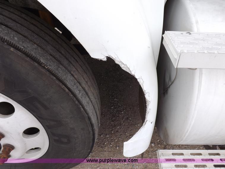 image for item I7684 1998 International 9200 Eagle semi truck