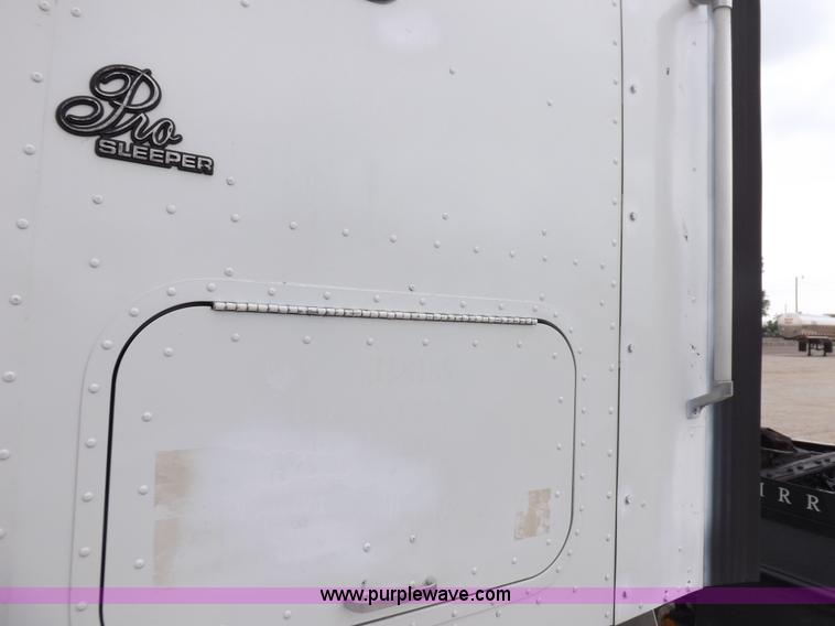 image for item I7684 1998 International 9200 Eagle semi truck