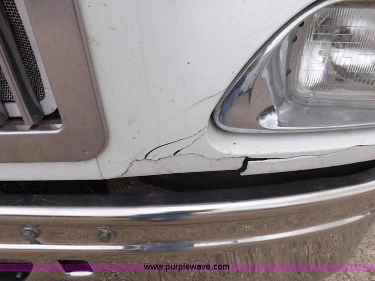 image for item I7684 1998 International 9200 Eagle semi truck