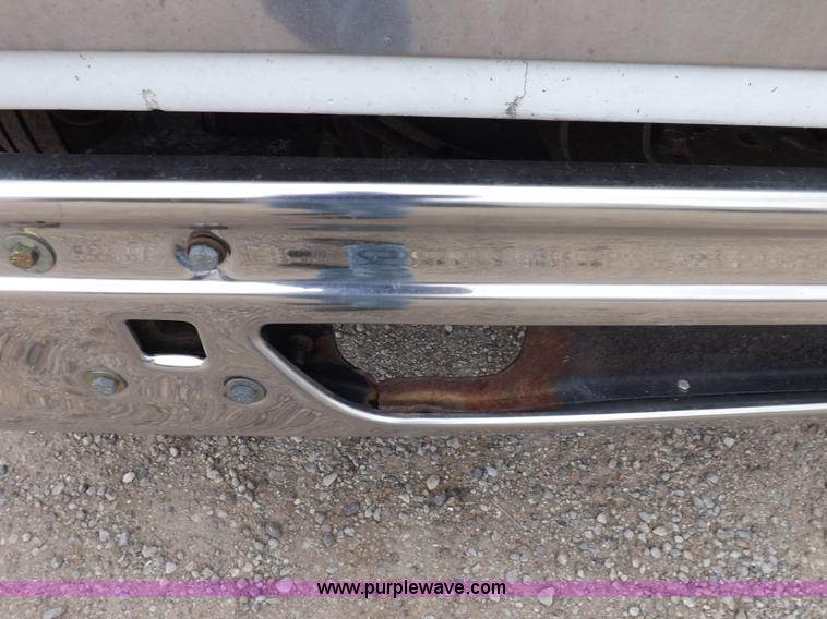 image for item I7684 1998 International 9200 Eagle semi truck