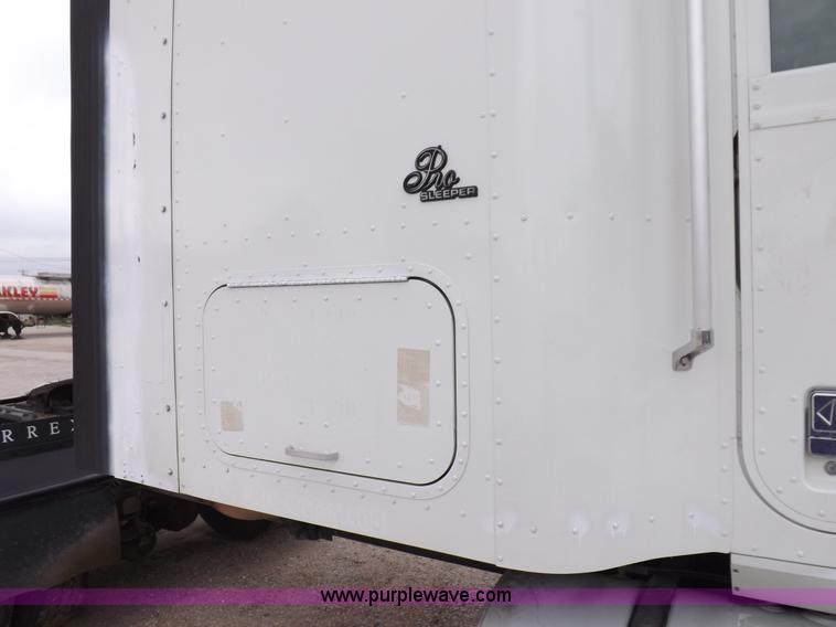 image for item I7684 1998 International 9200 Eagle semi truck