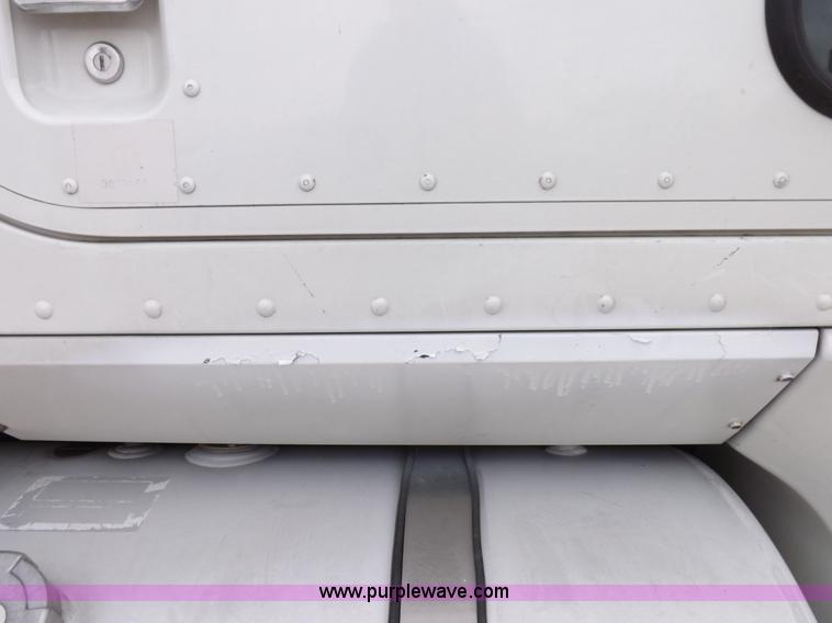 image for item I7684 1998 International 9200 Eagle semi truck