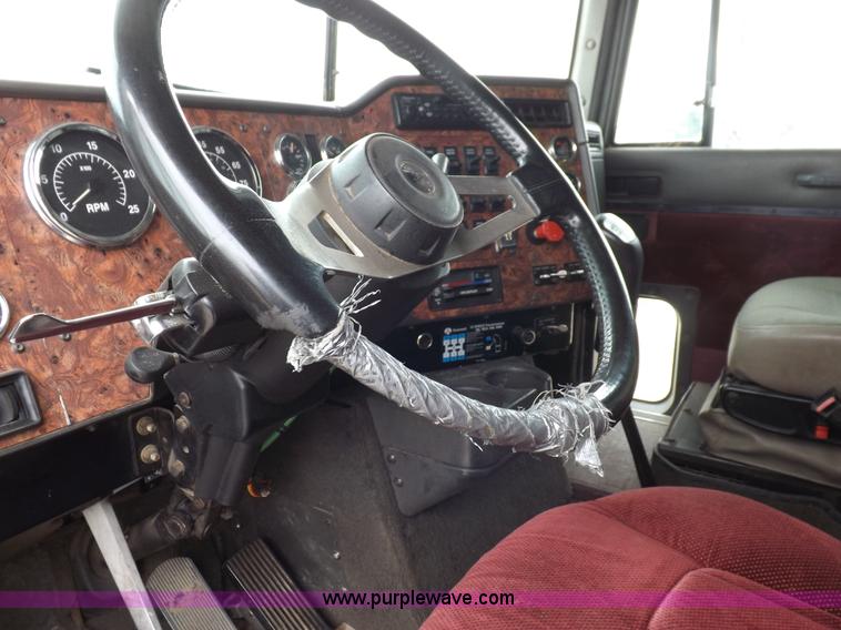 image for item I7684 1998 International 9200 Eagle semi truck