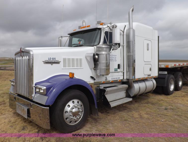 image for item I7690 2004 Kenworth W900 semi truck