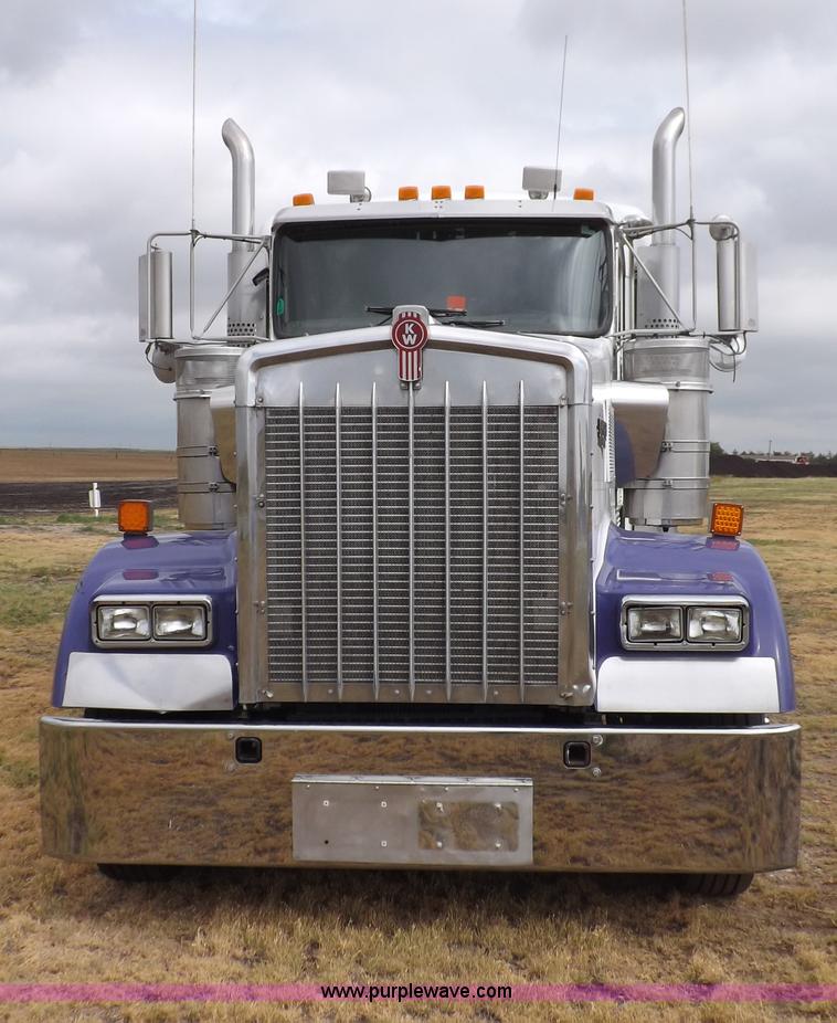 image for item I7690 2004 Kenworth W900 semi truck