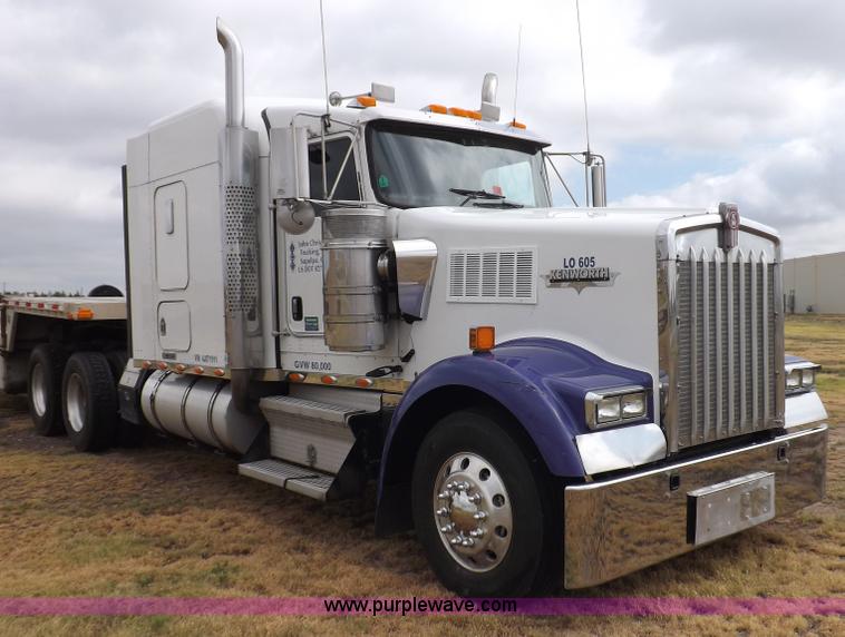image for item I7690 2004 Kenworth W900 semi truck