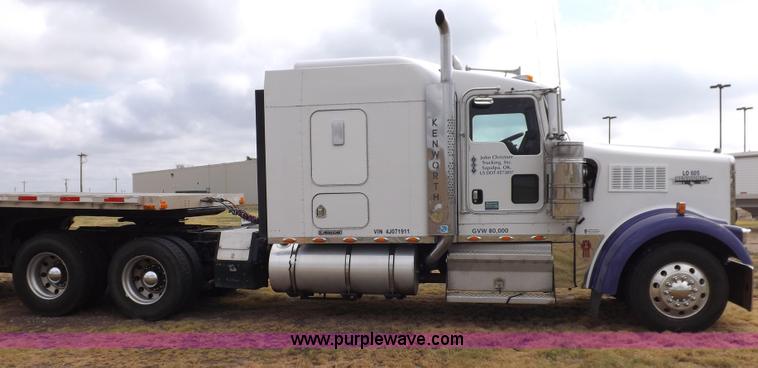 image for item I7690 2004 Kenworth W900 semi truck