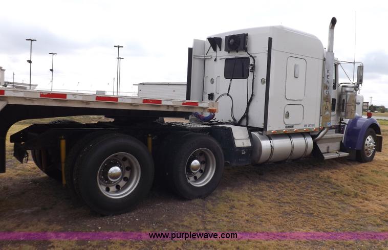 image for item I7690 2004 Kenworth W900 semi truck