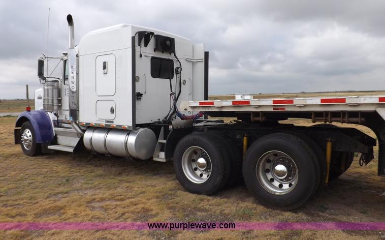 image for item I7690 2004 Kenworth W900 semi truck
