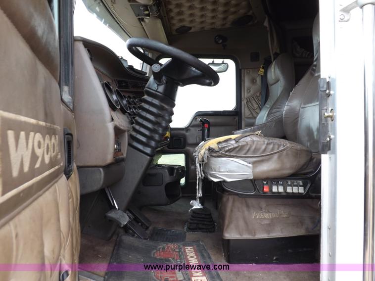 image for item I7690 2004 Kenworth W900 semi truck