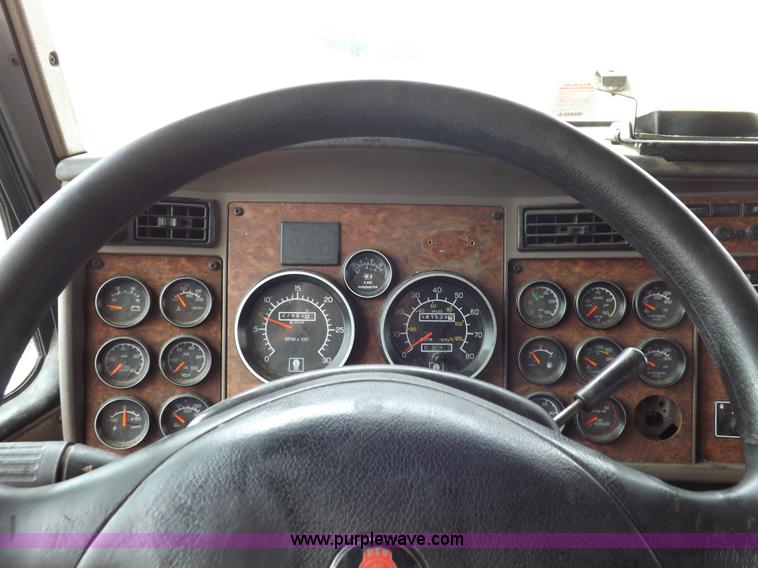 image for item I7690 2004 Kenworth W900 semi truck