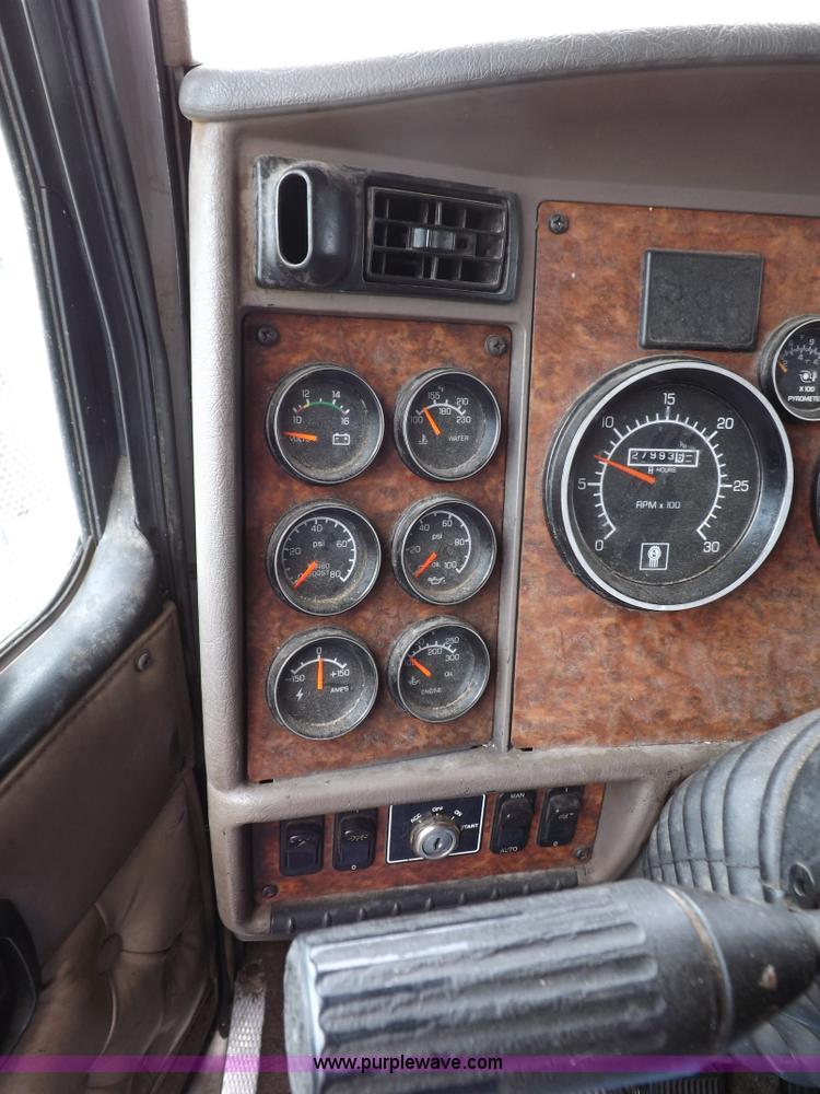 image for item I7690 2004 Kenworth W900 semi truck