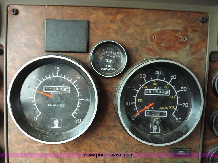 image for item I7690 2004 Kenworth W900 semi truck