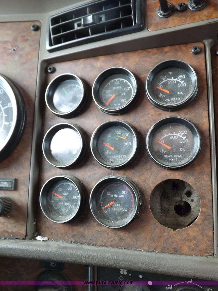 image for item I7690 2004 Kenworth W900 semi truck