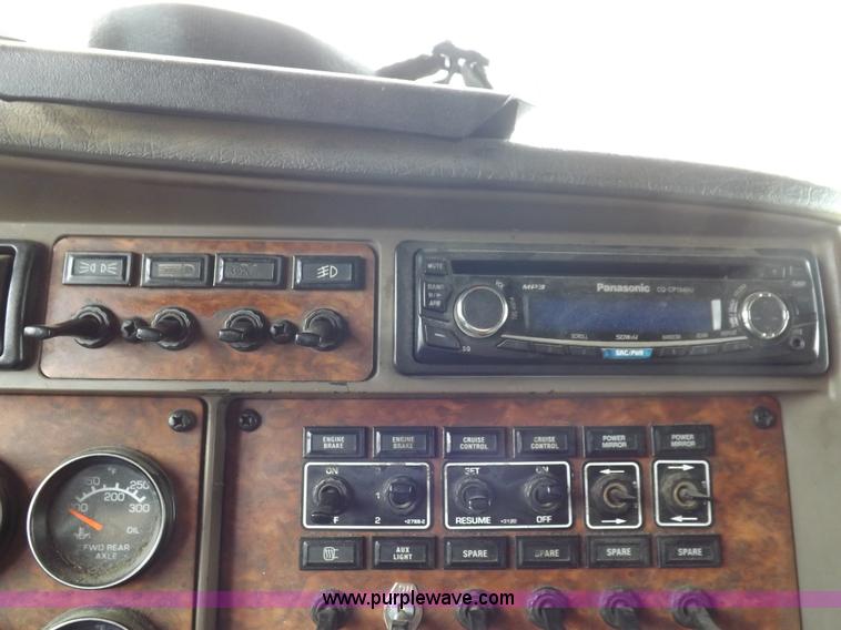 image for item I7690 2004 Kenworth W900 semi truck