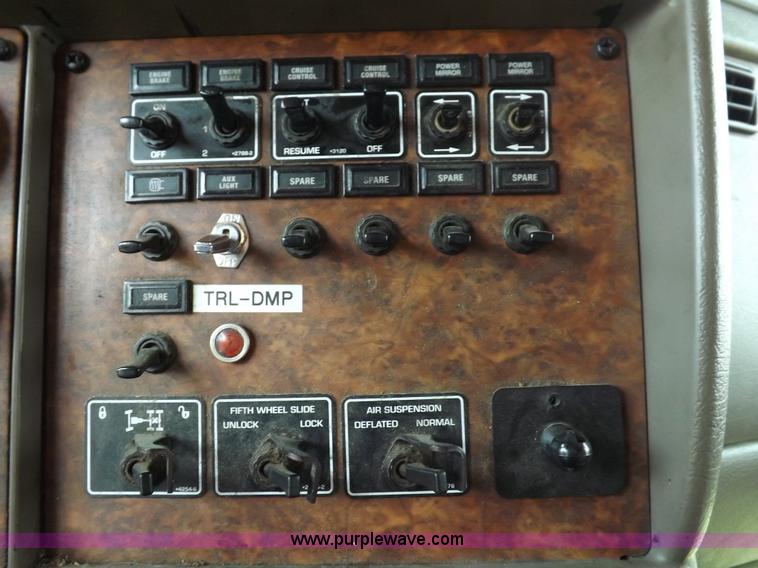 image for item I7690 2004 Kenworth W900 semi truck