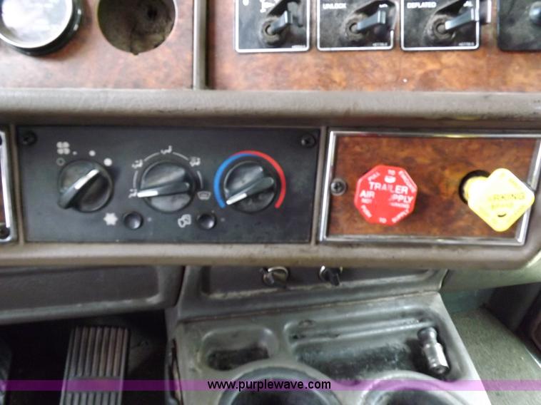 image for item I7690 2004 Kenworth W900 semi truck