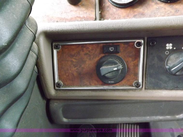 image for item I7690 2004 Kenworth W900 semi truck