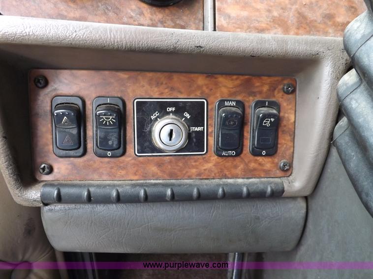 image for item I7690 2004 Kenworth W900 semi truck