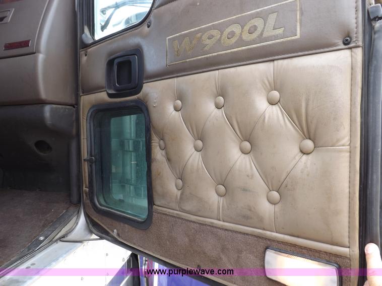 image for item I7690 2004 Kenworth W900 semi truck