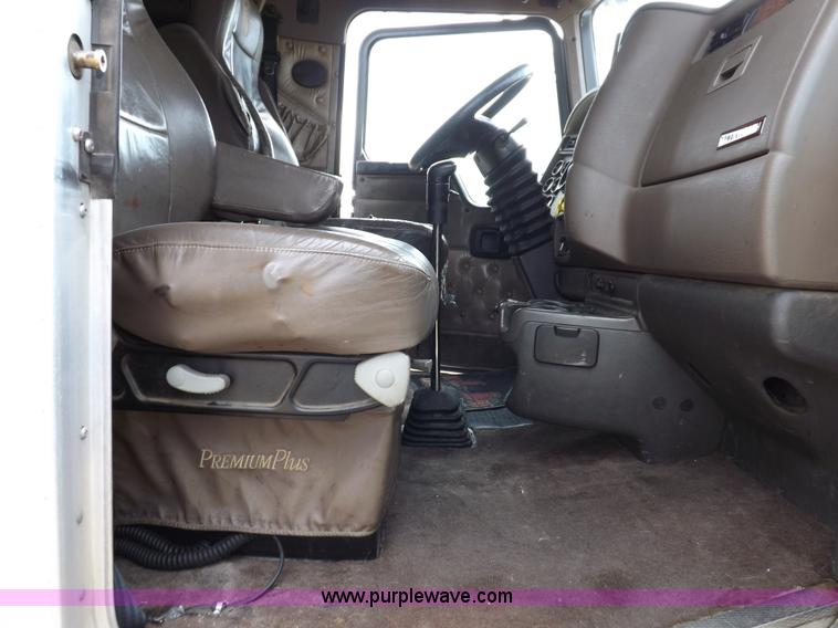 image for item I7690 2004 Kenworth W900 semi truck