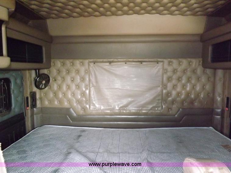 image for item I7690 2004 Kenworth W900 semi truck