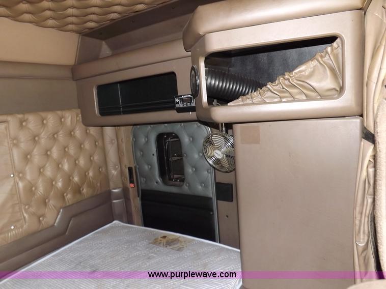 image for item I7690 2004 Kenworth W900 semi truck