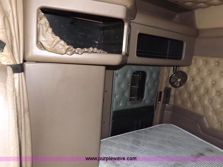 image for item I7690 2004 Kenworth W900 semi truck