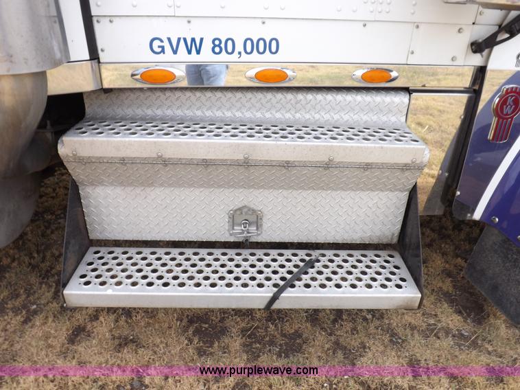 image for item I7690 2004 Kenworth W900 semi truck