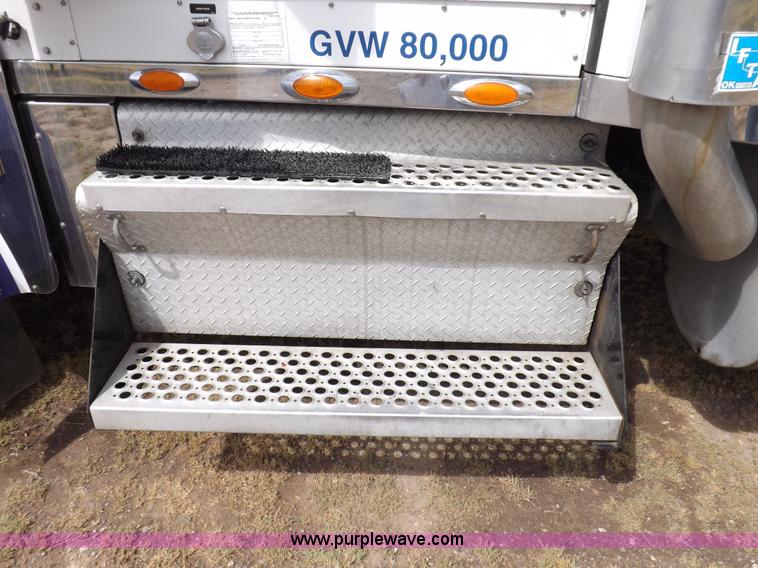 image for item I7690 2004 Kenworth W900 semi truck