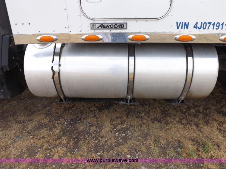 image for item I7690 2004 Kenworth W900 semi truck