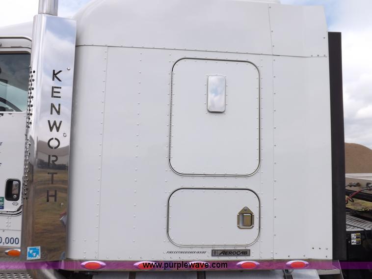 image for item I7690 2004 Kenworth W900 semi truck