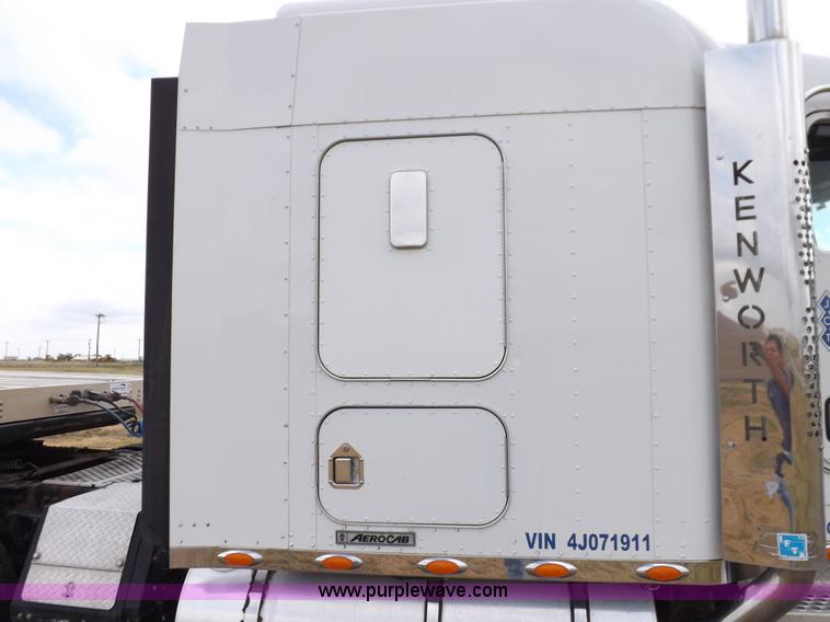 image for item I7690 2004 Kenworth W900 semi truck