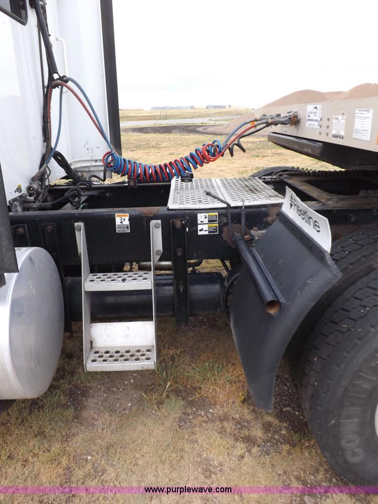 image for item I7690 2004 Kenworth W900 semi truck