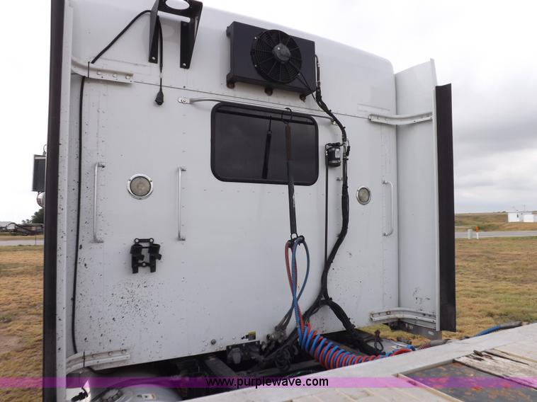 image for item I7690 2004 Kenworth W900 semi truck