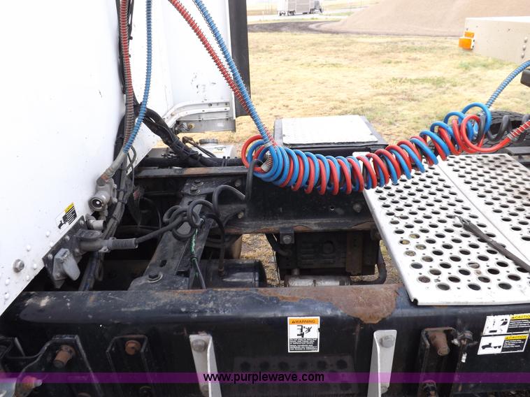 image for item I7690 2004 Kenworth W900 semi truck